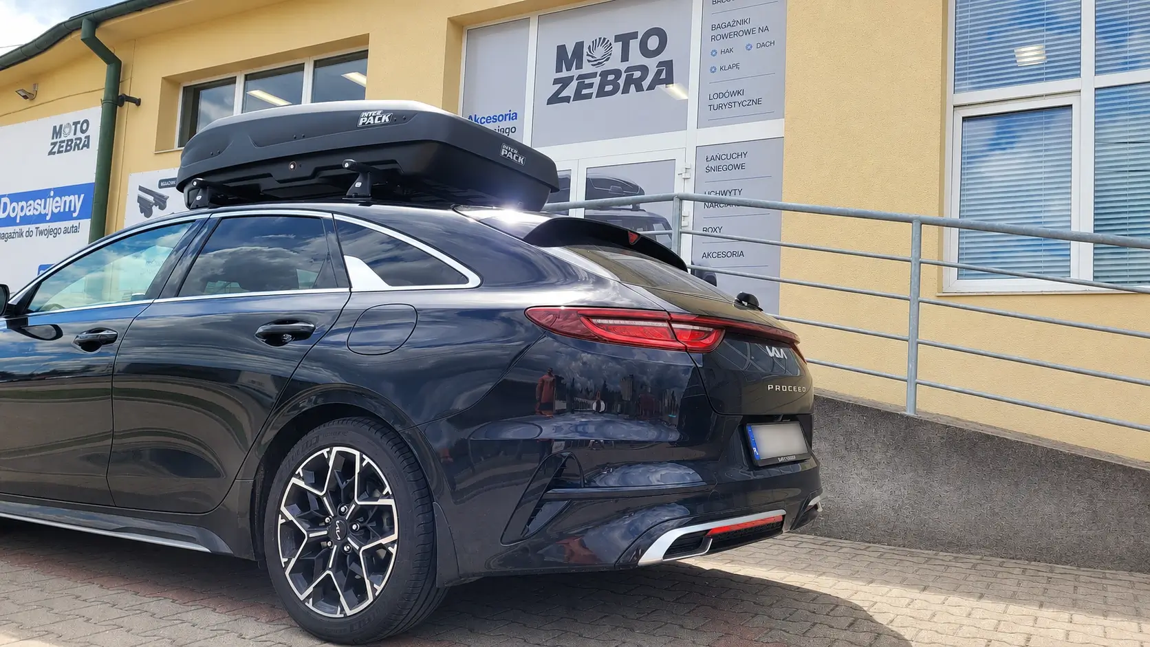 Kia ProCeed z zamontowanym: Box dachowy Inter Pack Monsun - Sklep motozebra – ujęcie 2