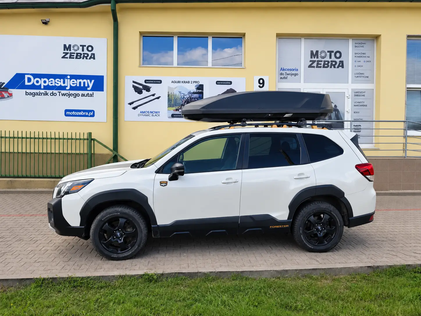 Subaru Forester z zamontowanym: Box dachowy Northline Sunny XL HX - Sklep motozebra – ujęcie 2