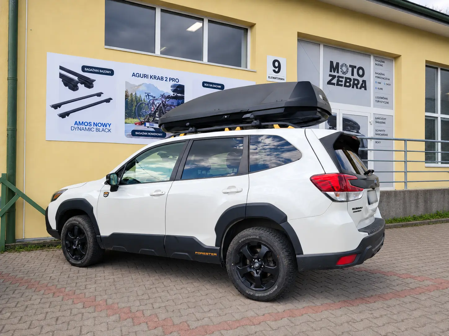 Subaru Forester z zamontowanym: Box dachowy Northline Sunny XL HX - Sklep motozebra – ujęcie 3