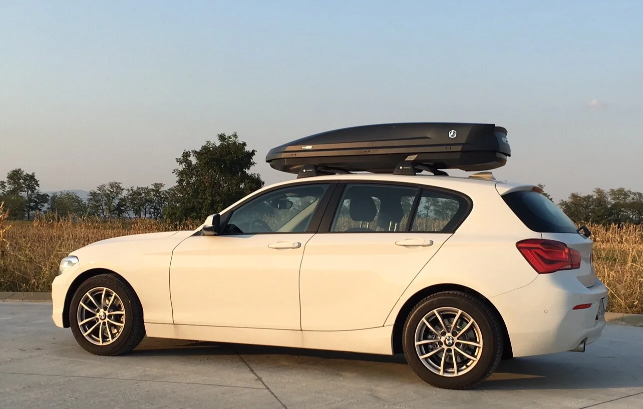Białe BMW serii 1 z czarnym matowym boxem dachowym Northline EcoSpace HX