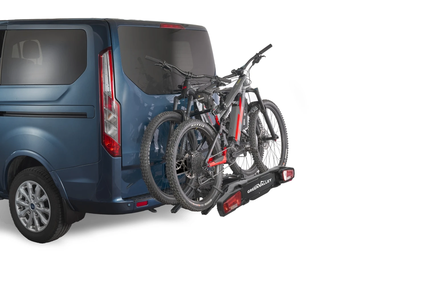 Kobieta wprowadza rower elektryczny na platformę rowerową Aguri zamontowaną na haku SUV-a
