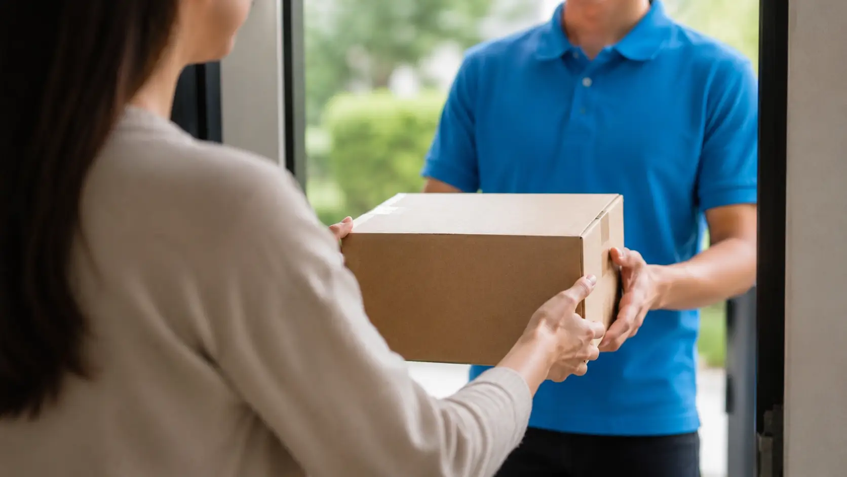 Kurier odbierający paczkę zwrotną od klienta – darmowy zwrot motozebra
