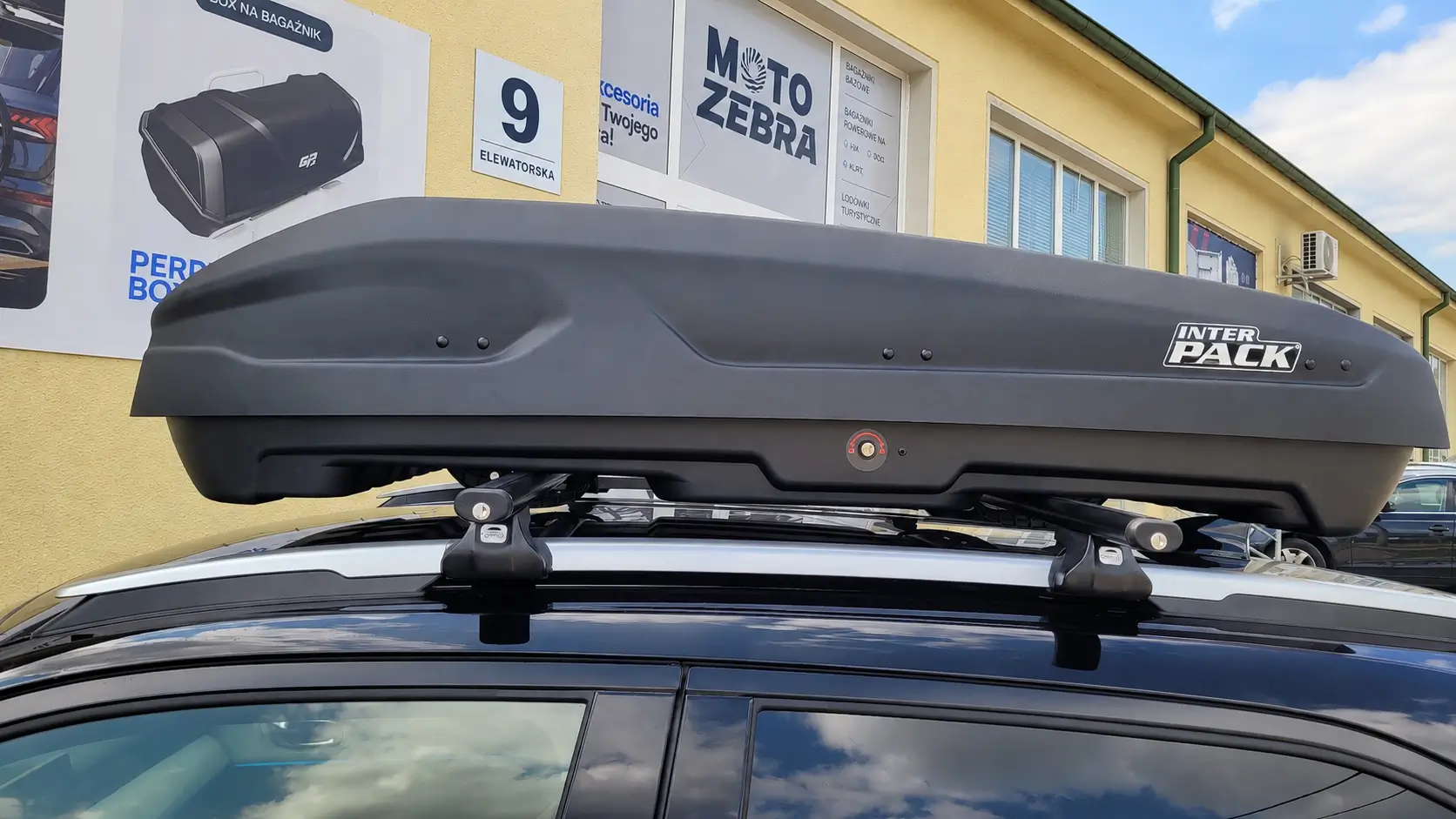 Cupra Formentor z zamontowanym: Box dachowy Inter Pack Monsun - Sklep motozebra – ujęcie 3