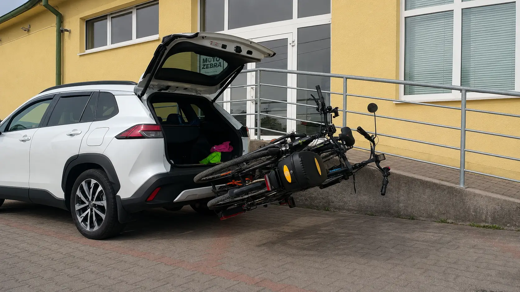 Toyota Corolla Cross z zamontowanym: Bagażnik na hak Aguri Krab 2 - Sklep motozebra – ujęcie 1