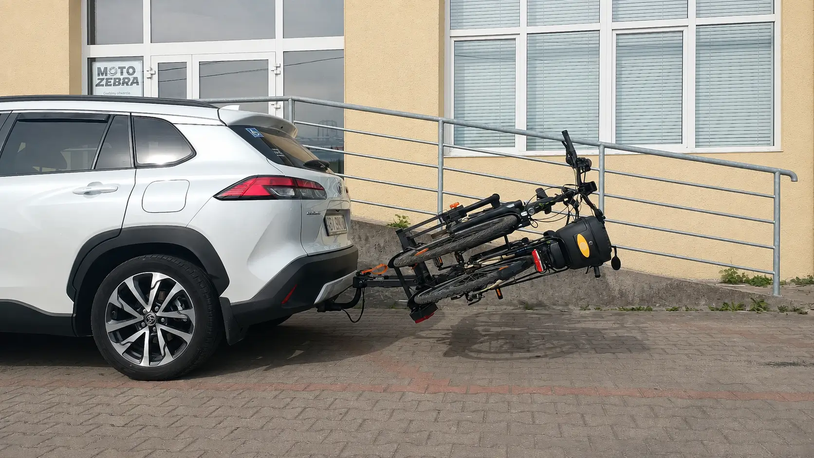 Toyota Corolla Cross z zamontowanym: Bagażnik na hak Aguri Krab 2 - Sklep motozebra – ujęcie 2