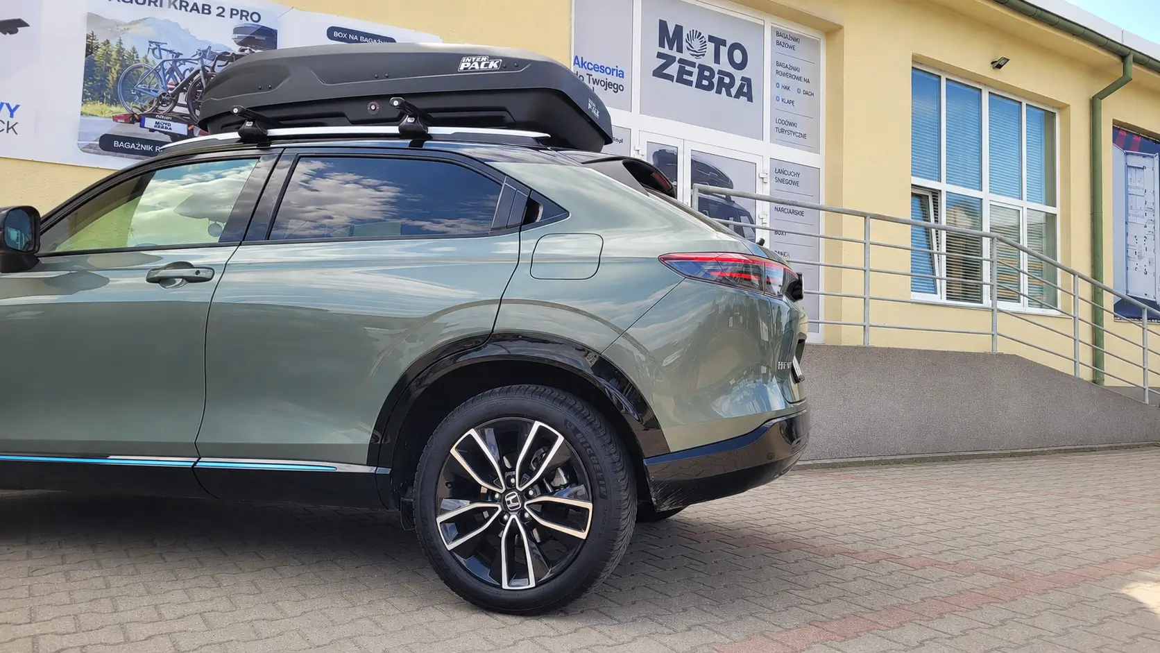 Honda HR-V z zamontowanym: Box dachowy Inter Pack Monsun - Sklep motozebra – ujęcie 1