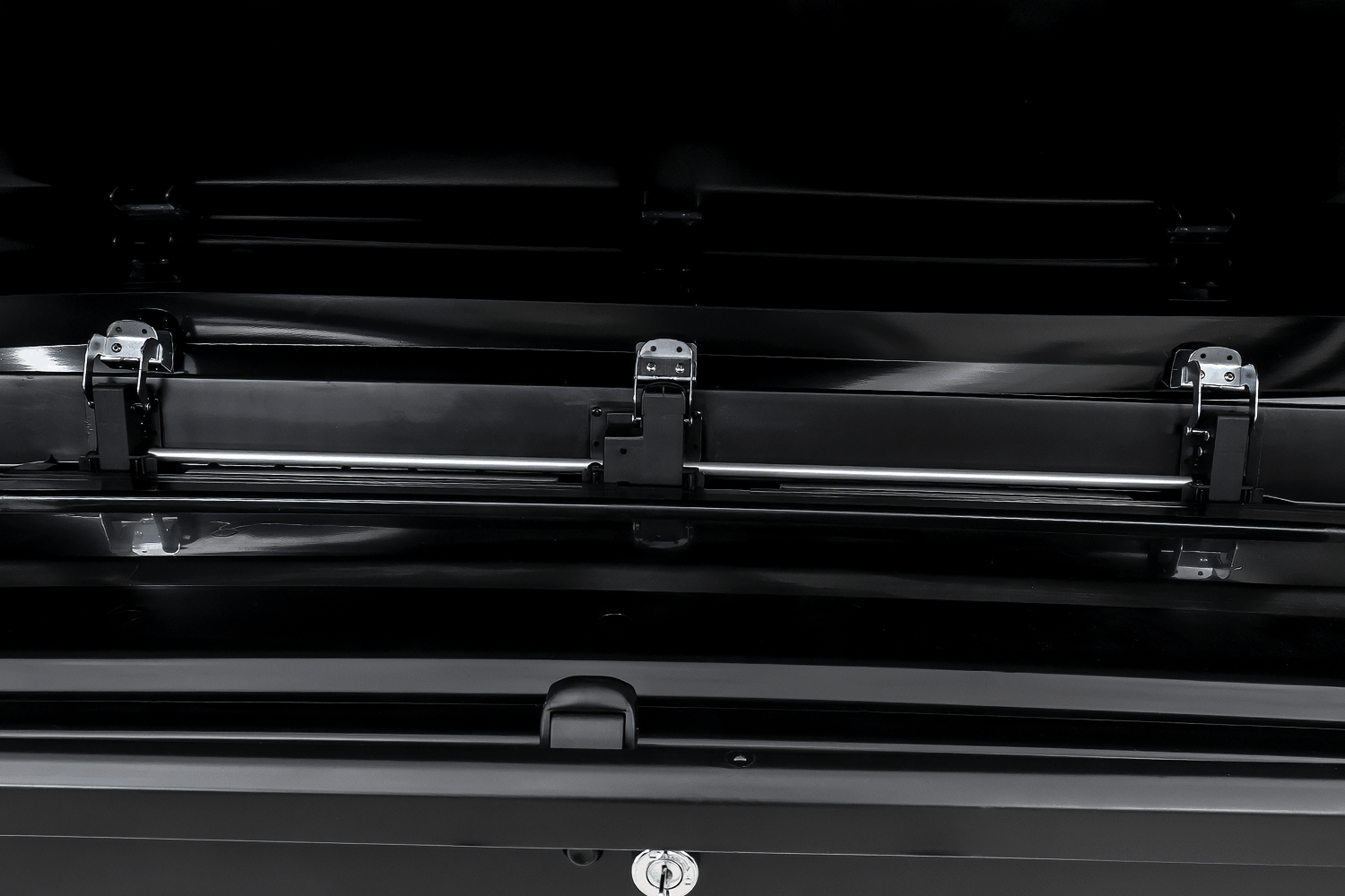 Box dachowy Inter Pack Skugga L 660 czarny mat — ujęcie produktowe boxa na białym tle
