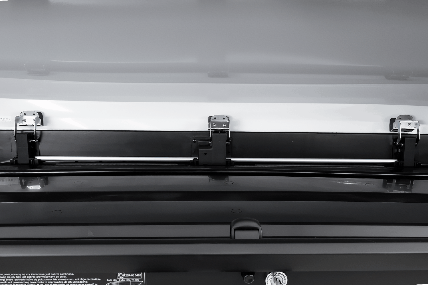Box dachowy Inter Pack Skugga L 660 biały połysk — ujęcie produktowe boxa na białym tle