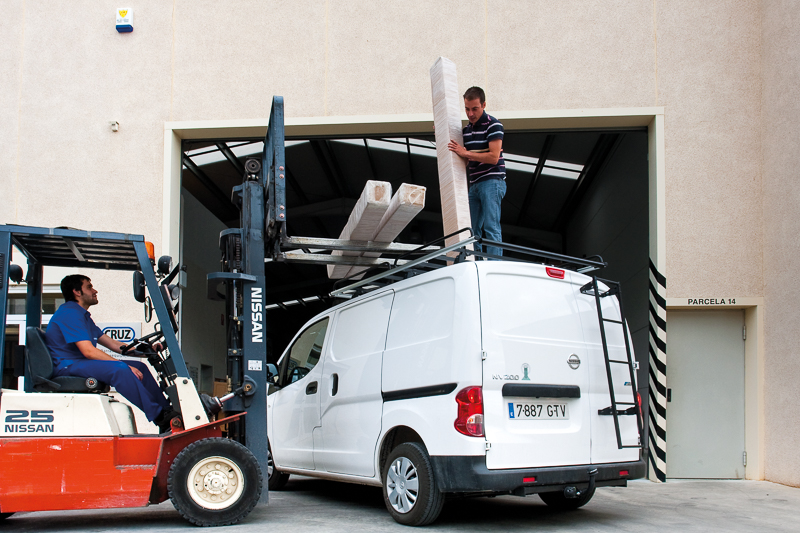 Platforma dachowa CRUZ 910-301 + kit 934-403 — Nissan NV200 (od 2009) — zastosowanie