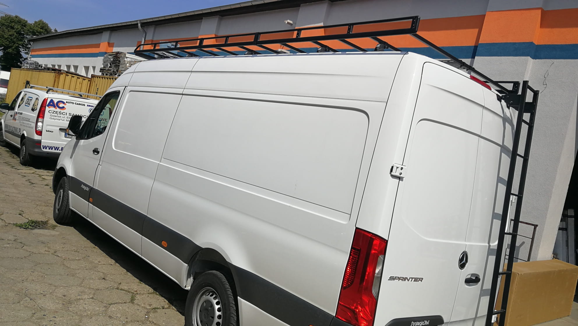 Platforma dachowa CRUZ 910-777 + stopy 934-625 — Mercedes Sprinter II, III (od 2006), Volkswagen Crafter I (2006-2017) — zastosowanie