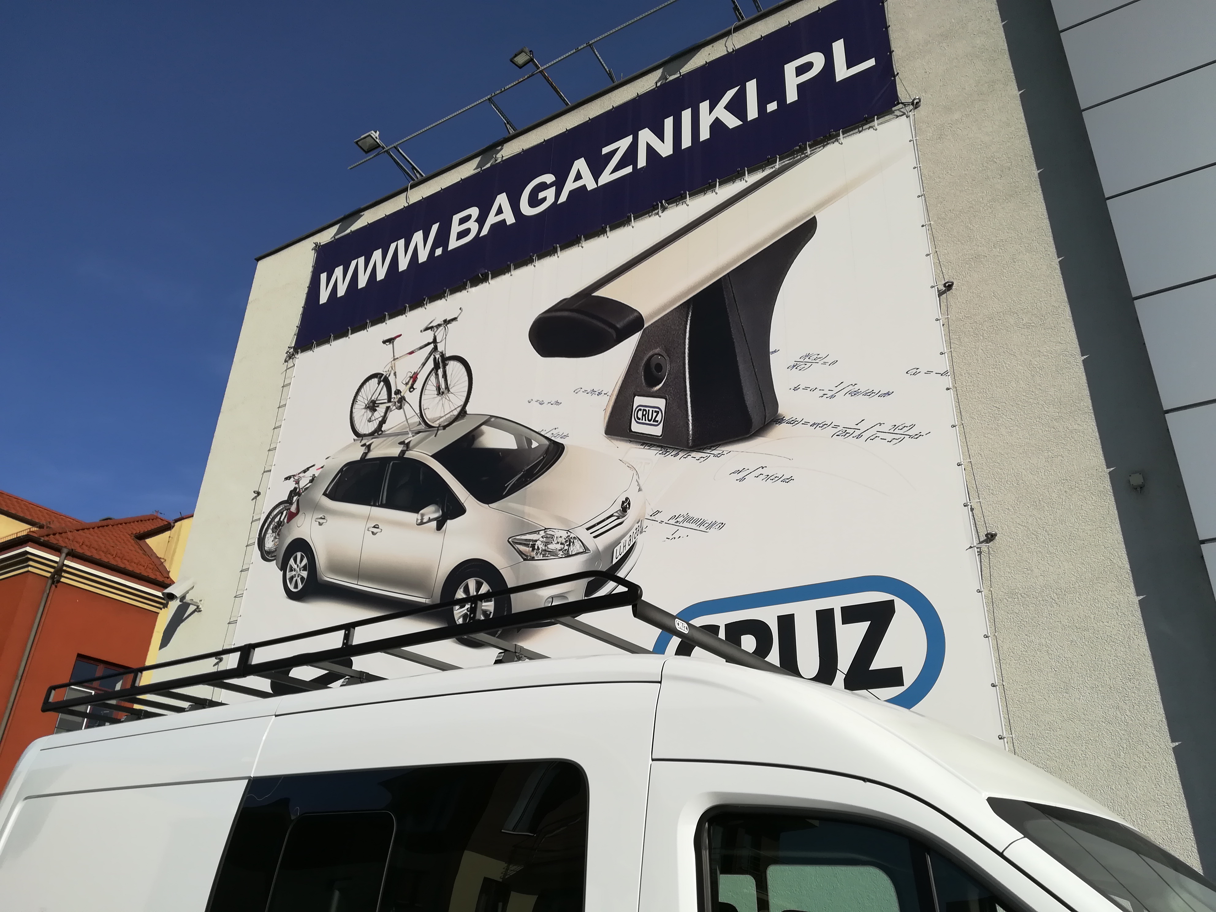 Platforma dachowa CRUZ 910-627 + stopy 934-525 — Mercedes Sprinter II, III (od 2006), Volkswagen Crafter I (2006-2017) — zastosowanie