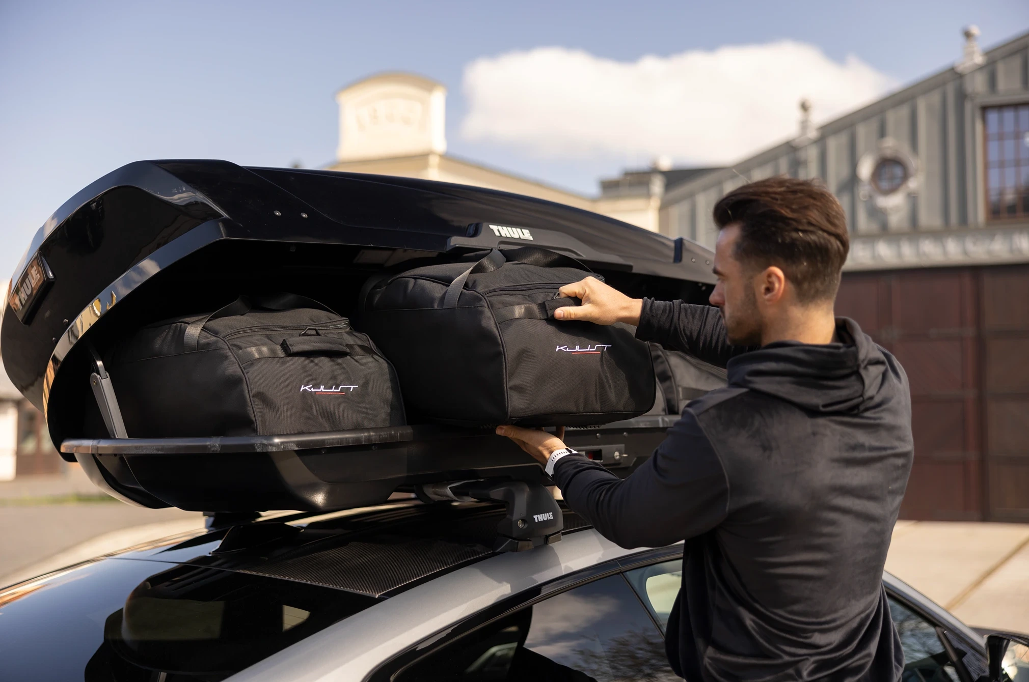 Torby KJUST do boksu dachowego Thule Pulse 2 L — rozmieszczenie toreb w boksie