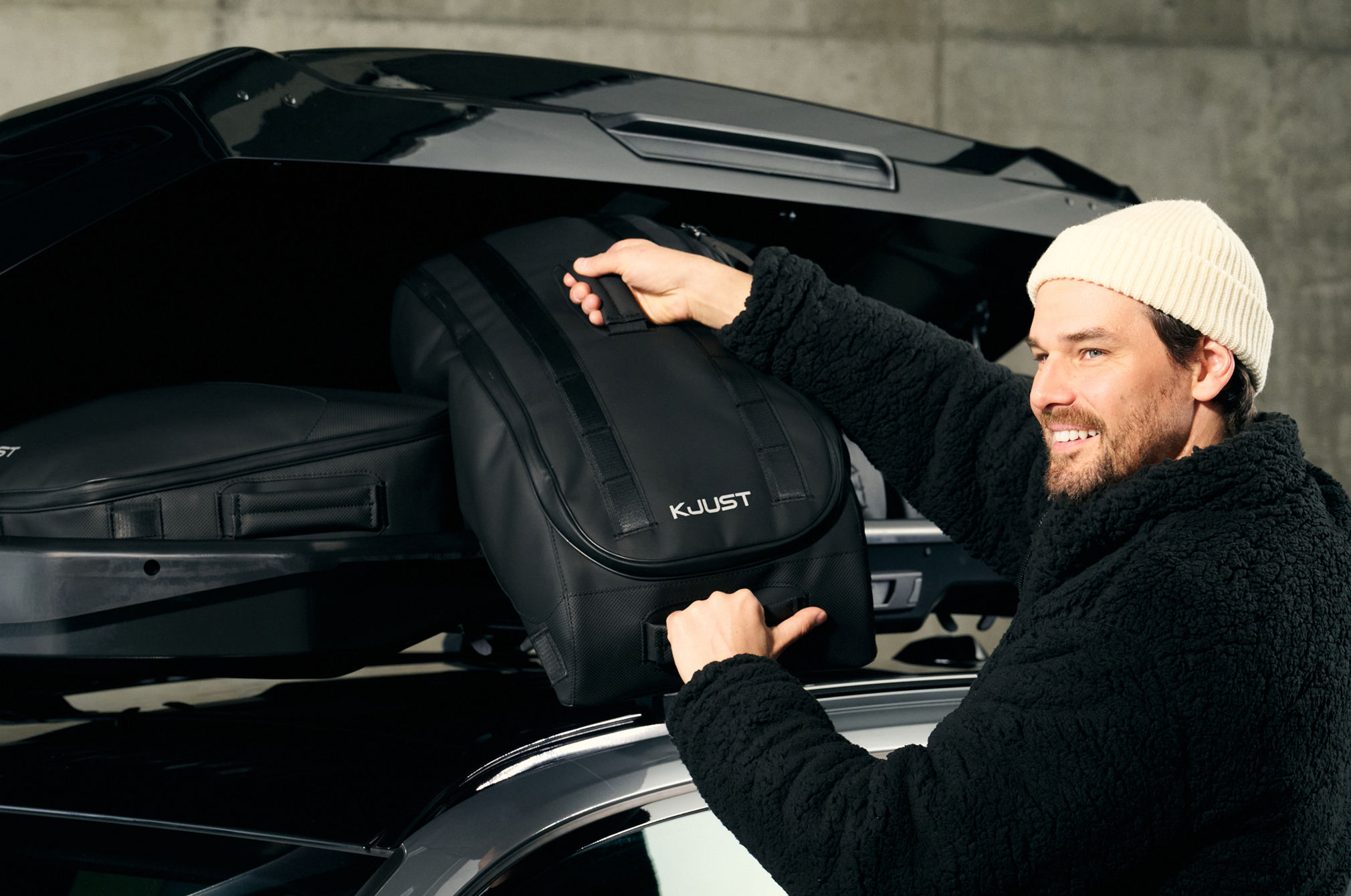 Torby KJUST PRO do boksu dachowego Volvo Travel 400 — rozmieszczenie toreb w boksie