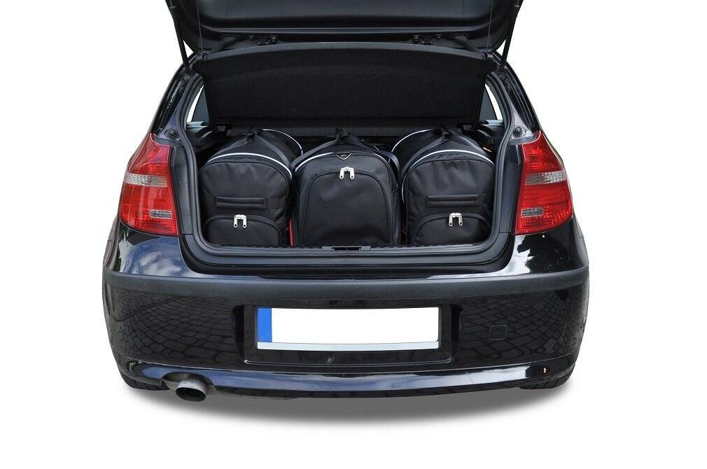 Torby KJUST SPORT do BMW 1 Hatchback E81/E87 — zestaw ułożony w bagażniku
