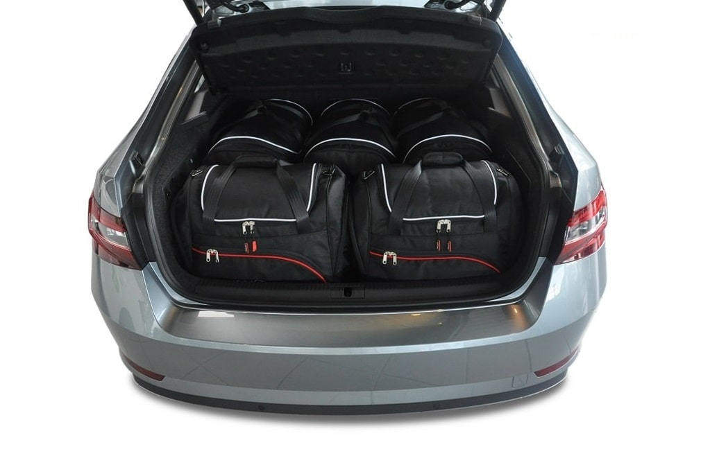 Torby KJUST SPORT do Skoda Superb Liftback III — zestaw ułożony w bagażniku