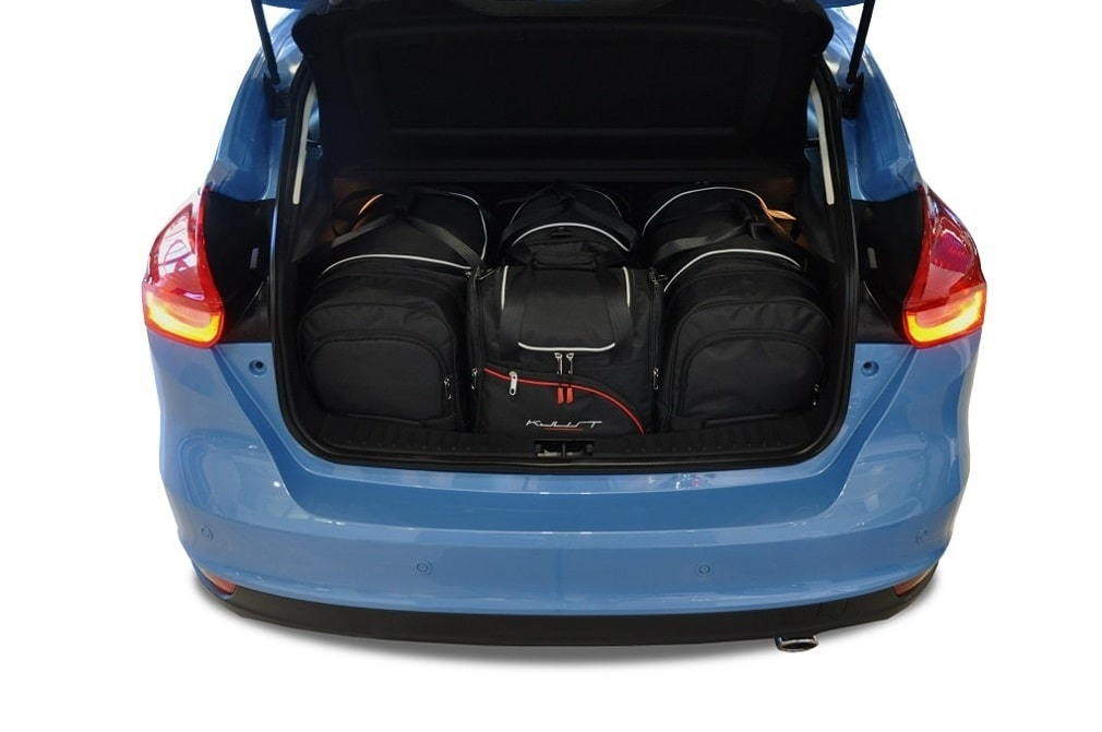 Torby KJUST AERO do Ford Focus Hatchback III — zestaw ułożony w bagażniku