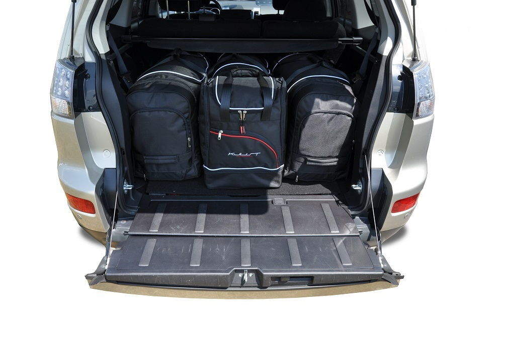Torby KJUST SPORT do Mitsubishi Outlander II — zestaw ułożony w bagażniku