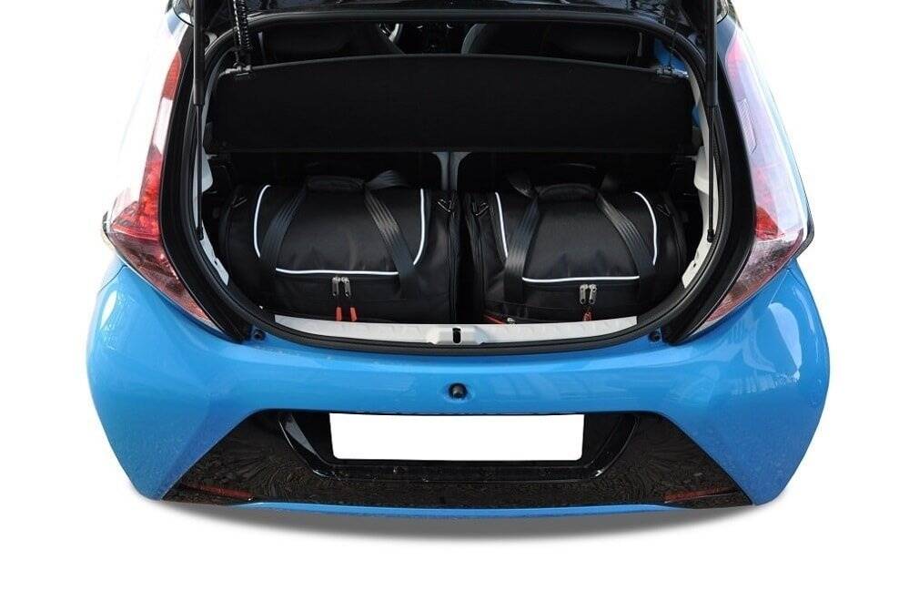 Torby KJUST SPORT do Toyota Aygo Hatchback AB40 — zestaw ułożony w bagażniku