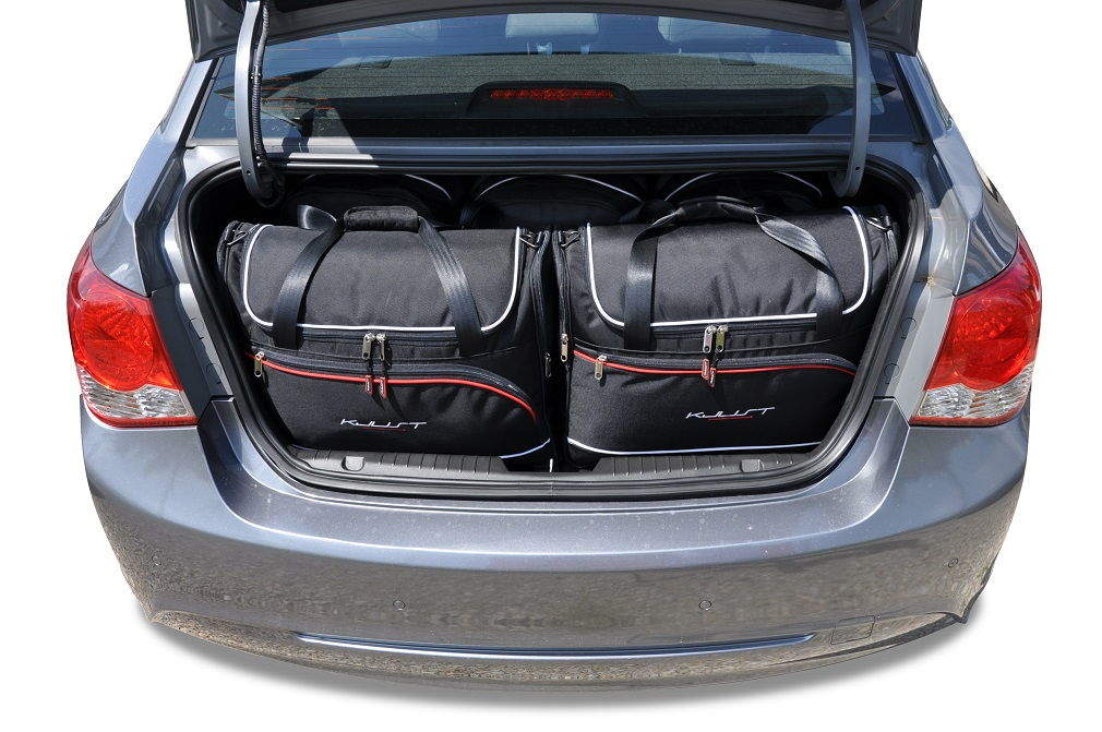 Torby KJUST AERO do Chevrolet Cruze Limousine I (J300) — zestaw ułożony w bagażniku