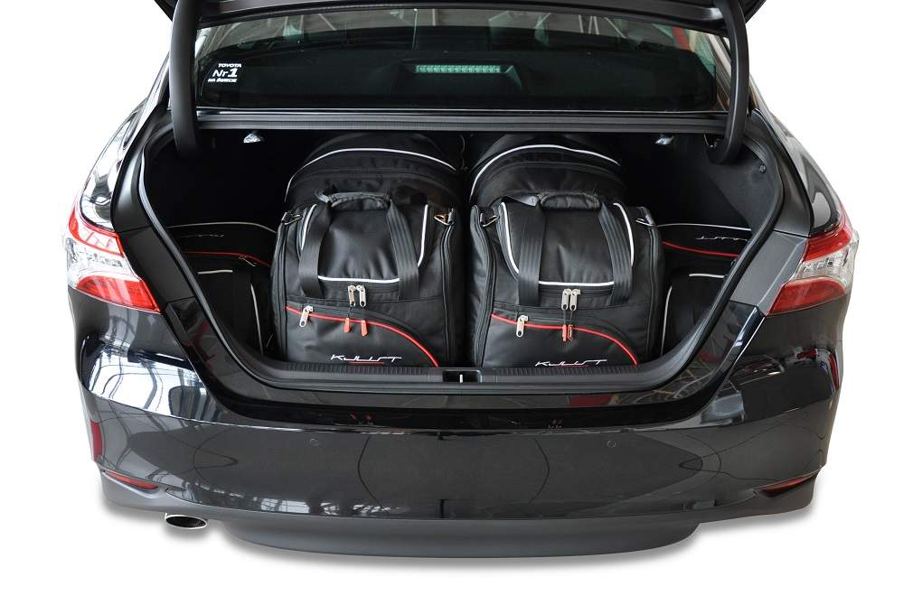 Torby KJUST AERO do Toyota Camry Hybrid XV70 — zestaw ułożony w bagażniku