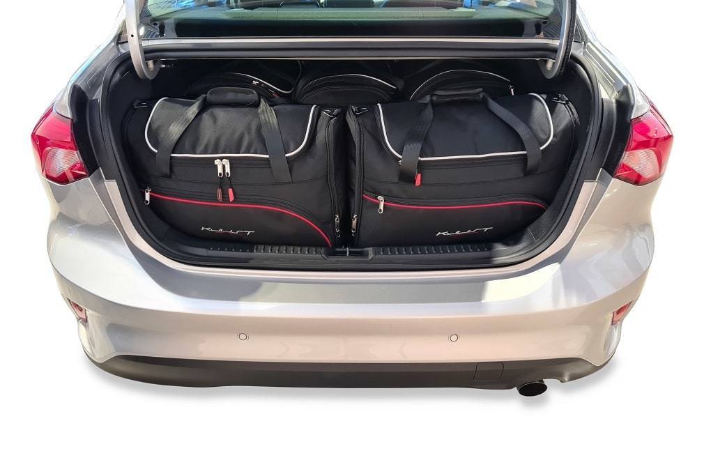 Torby KJUST SPORT do Ford Focus Limousine IV — zestaw ułożony w bagażniku