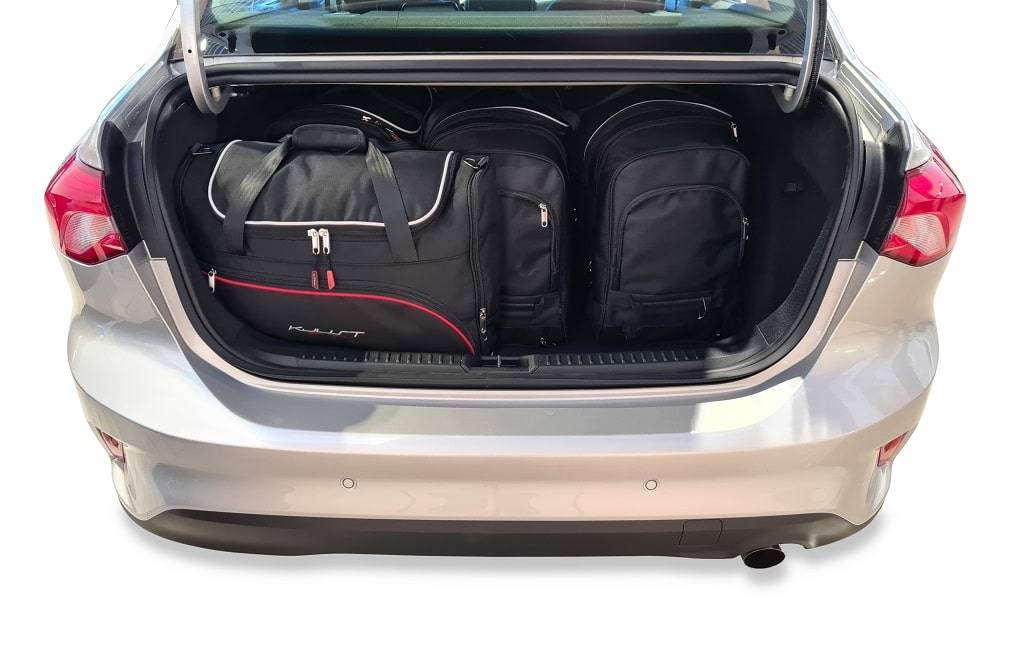Torby KJUST SPORT do Ford Focus Limousine IV — torby wyjmowane z bagażnika krok po kroku