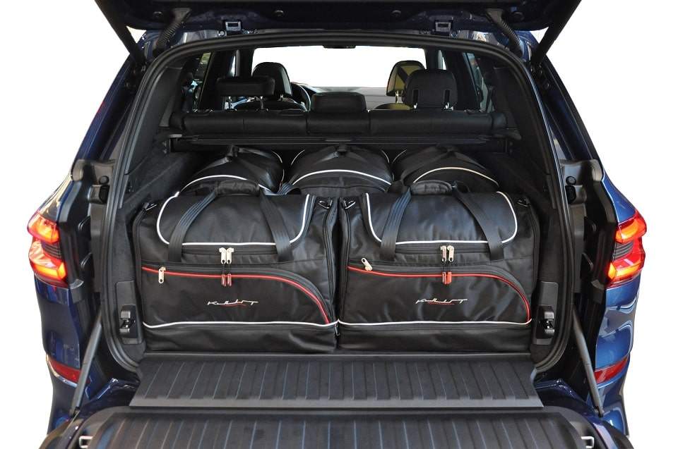 Torby KJUST SPORT do BMW X5 Plug-In Hybrid G05 — zestaw ułożony w bagażniku