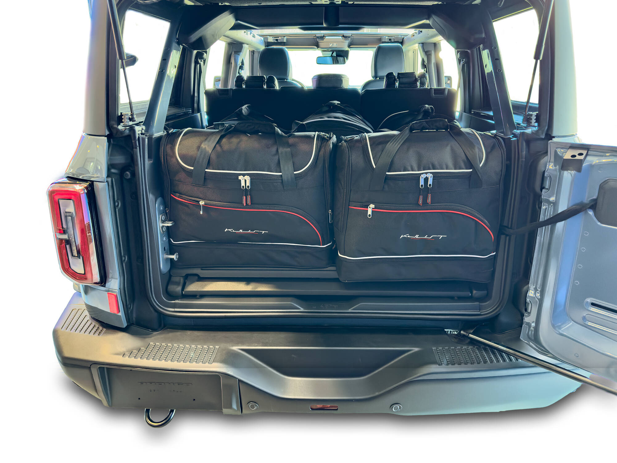 Torby KJUST SPORT do Ford Bronco Outer Banks VI — zestaw ułożony w bagażniku