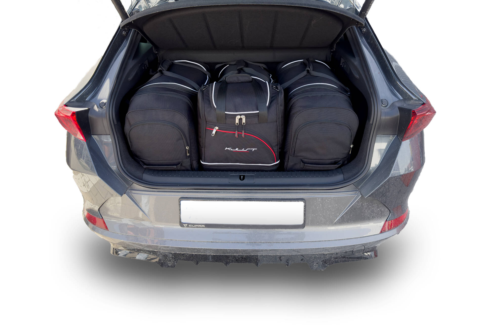 Torby KJUST SPORT do Cupra Formentor Plug-In Hybrid I — zestaw ułożony w bagażniku