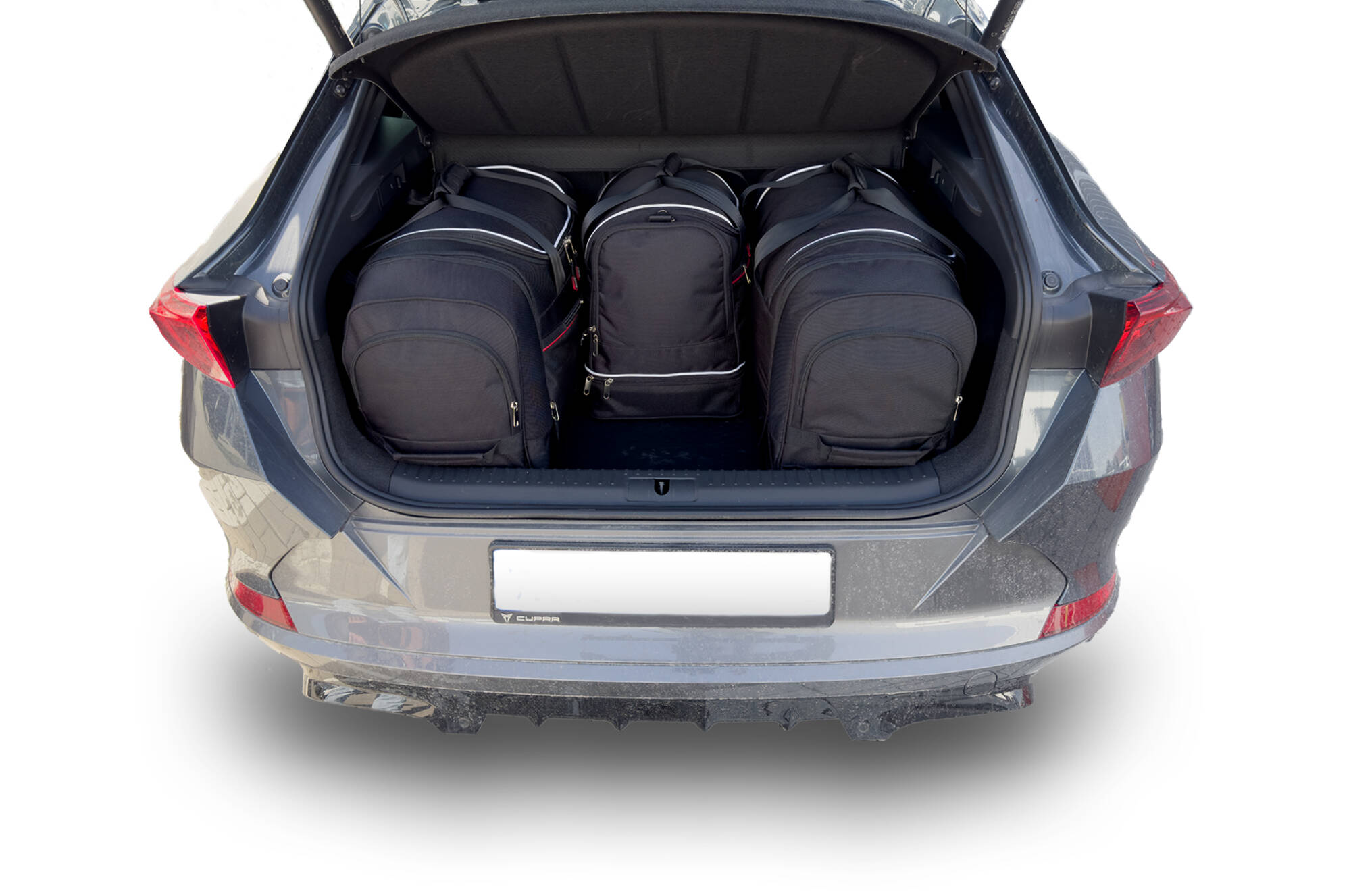 Torby KJUST SPORT do Cupra Formentor Plug-In Hybrid I — torby wyjmowane z bagażnika krok po kroku