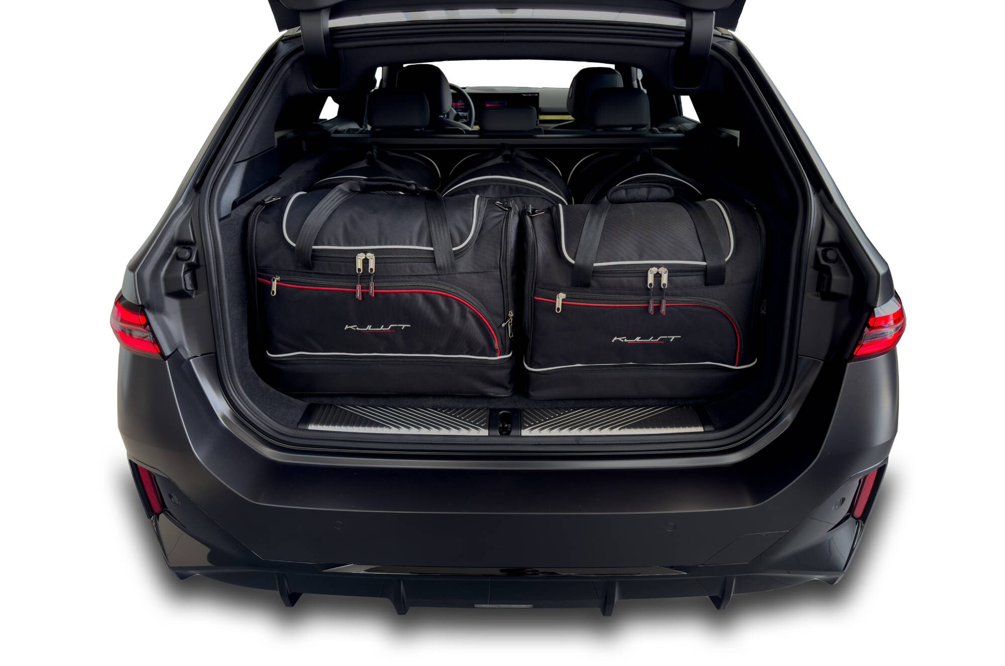 Torby KJUST SPORT do BMW i5 Touring Electric G61 — zestaw ułożony w bagażniku