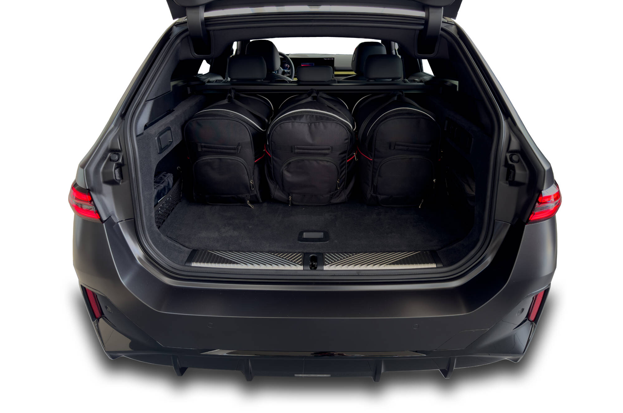 Torby KJUST SPORT do BMW i5 Touring Electric G61 — torby wyjmowane z bagażnika krok po kroku