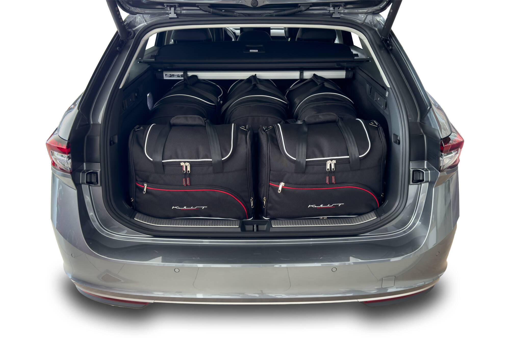 Torby KJUST SPORT do Skoda Superb Kombi Plug-In Hybrid III — zestaw ułożony w bagażniku