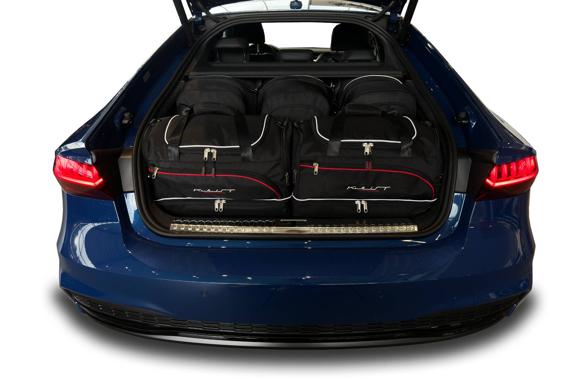 Torby KJUST SPORT do Audi A7 Sportback-e Plug-In Hybrid C8 — zestaw ułożony w bagażniku