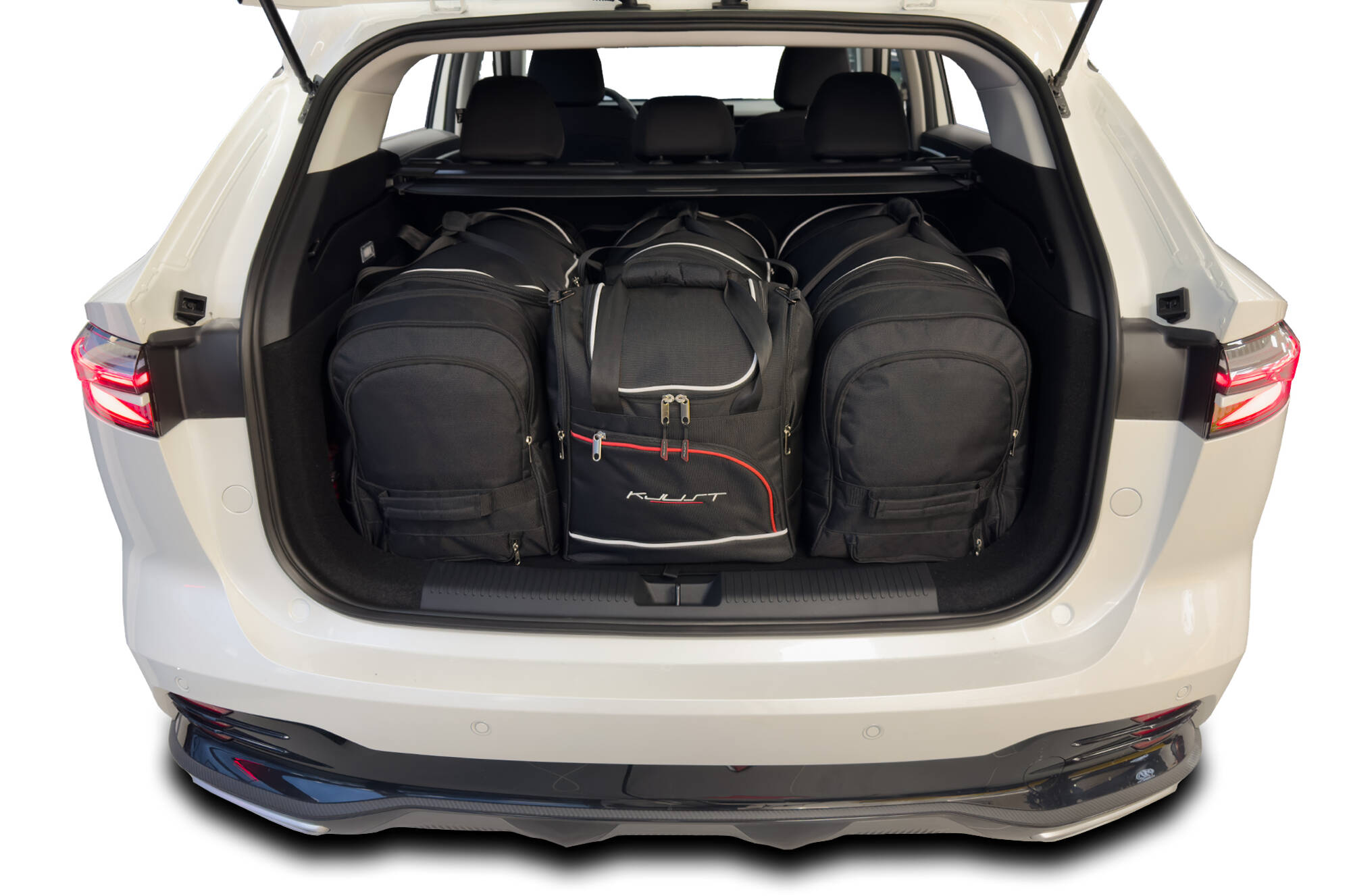 Torby KJUST AERO do MG HS II — zestaw ułożony w bagażniku