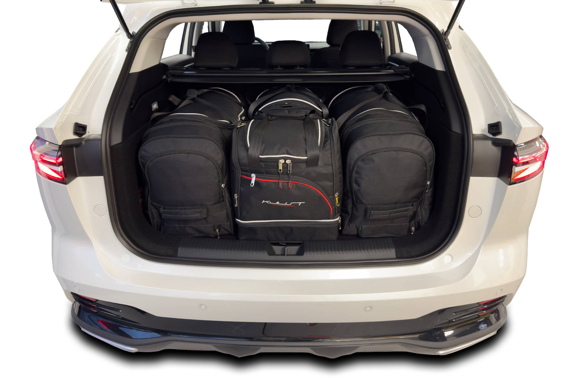 Torby KJUST SPORT do MG HS Plug-In Hybrid II — zestaw ułożony w bagażniku