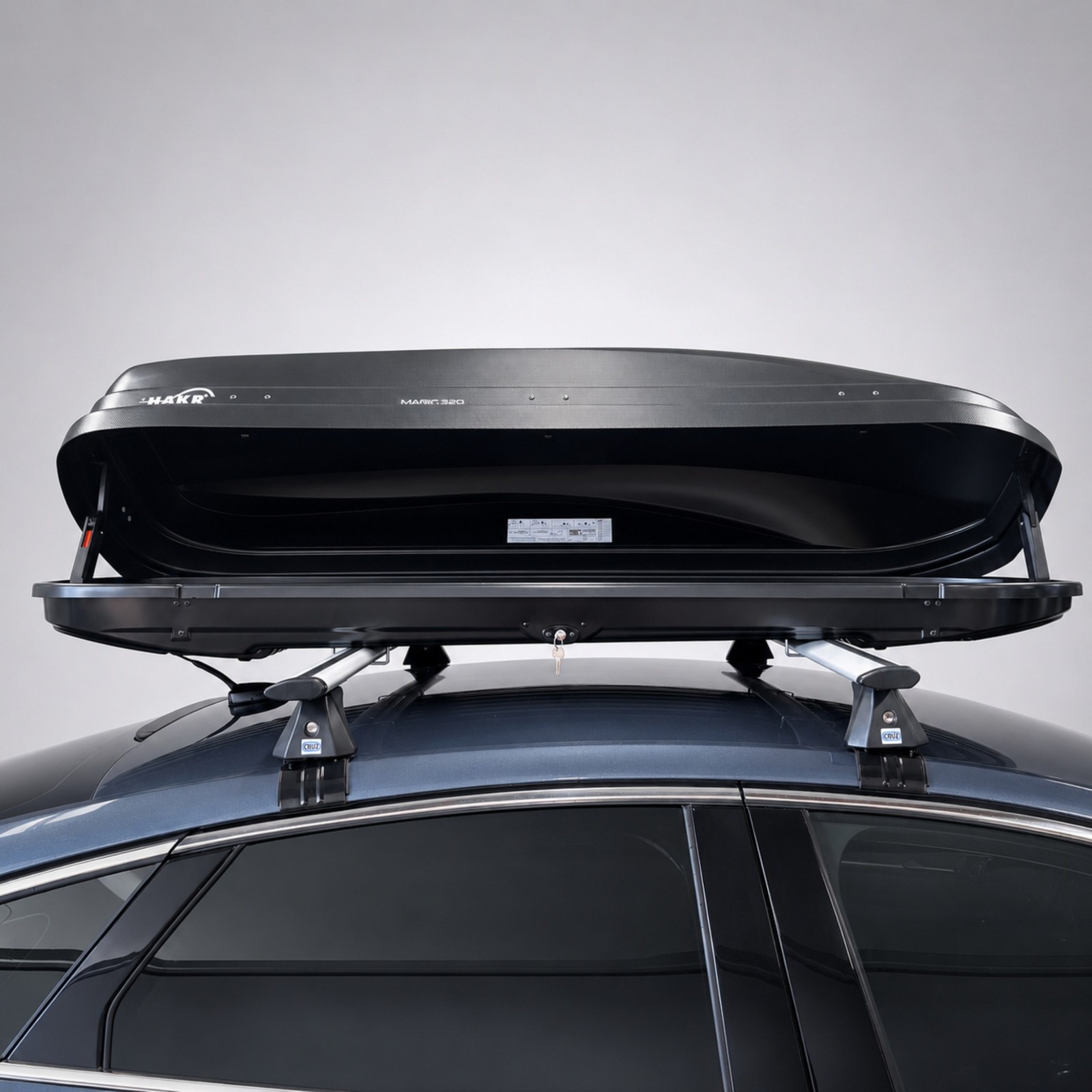 Box dachowy Hakr Magic 320 carbon — otwarty box na dachu samochodu