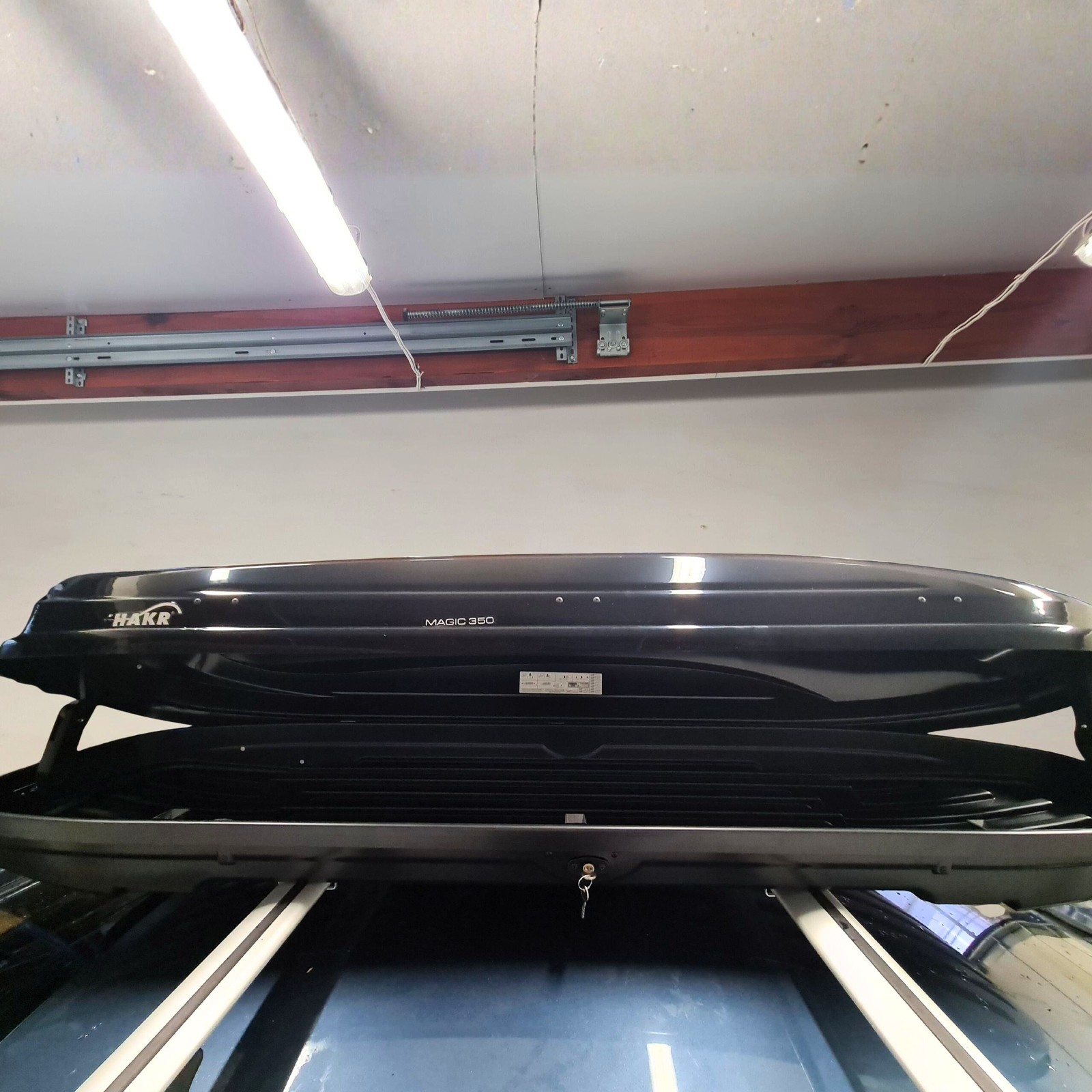 Box dachowy Hakr Magic 350 czarny połysk — otwarty box na dachu samochodu