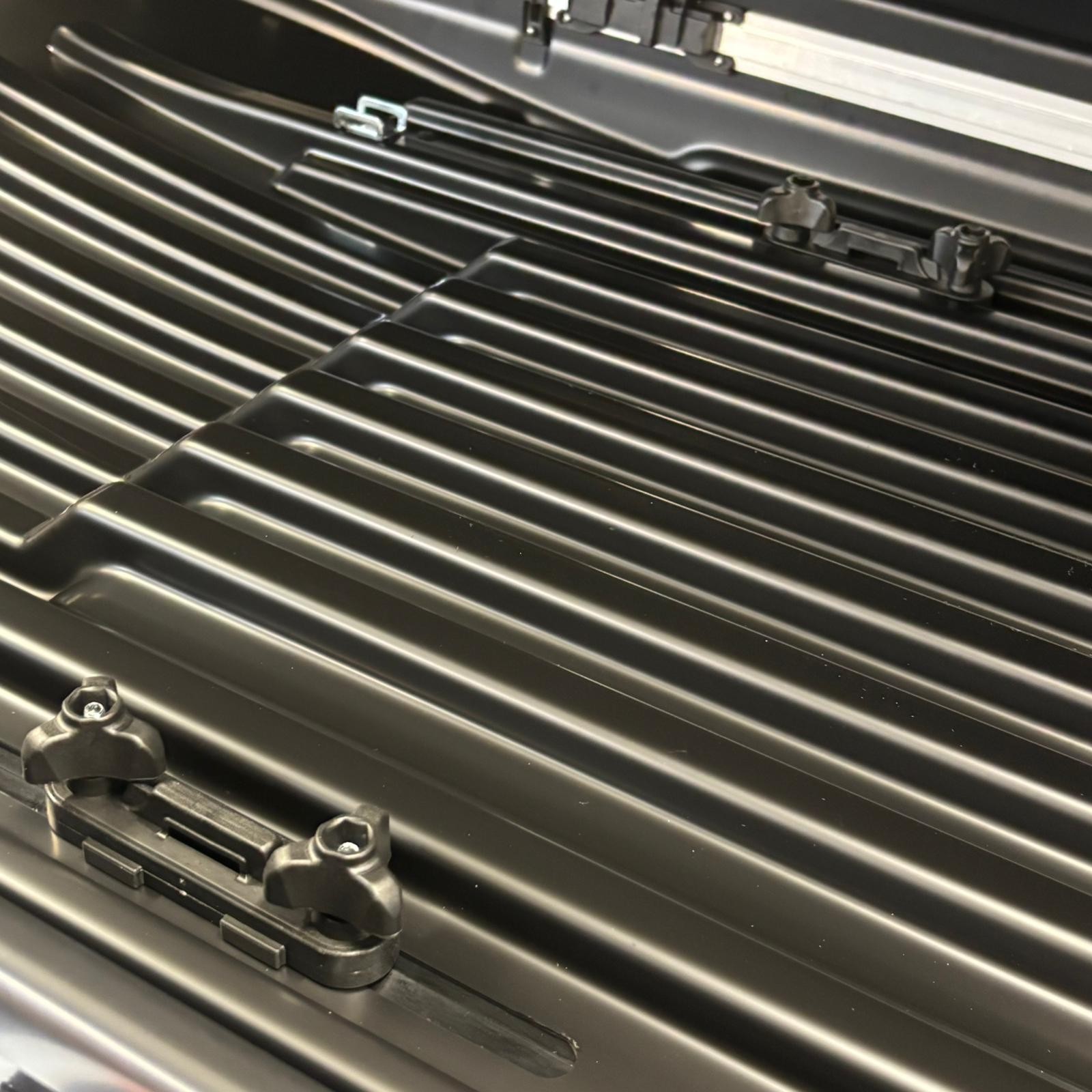 Box dachowy Hakr Magic 350 carbon — wnętrze boxa z pokrętłami szybkiego montażu