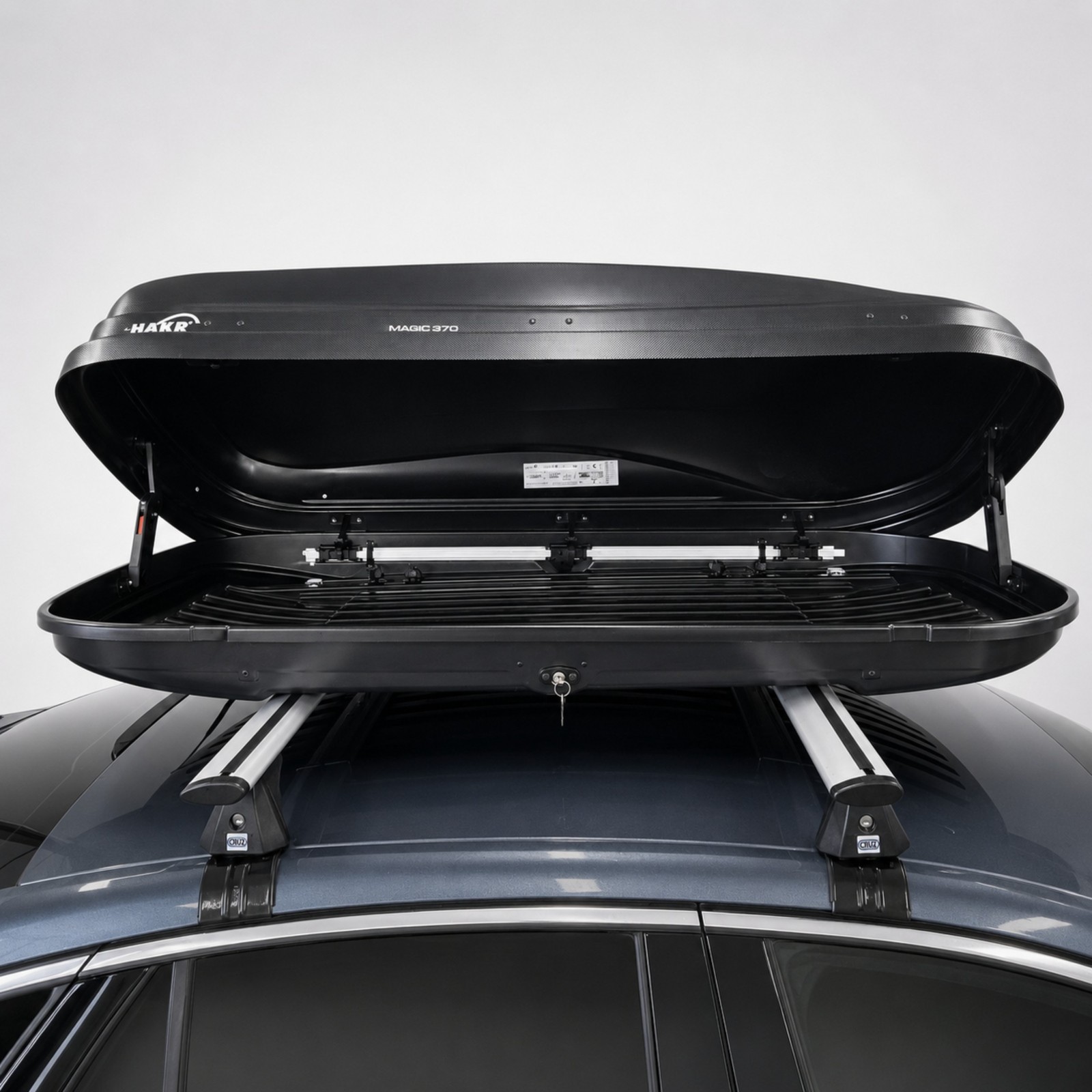 Box dachowy Hakr Magic 370 carbon — otwarty box na dachu samochodu