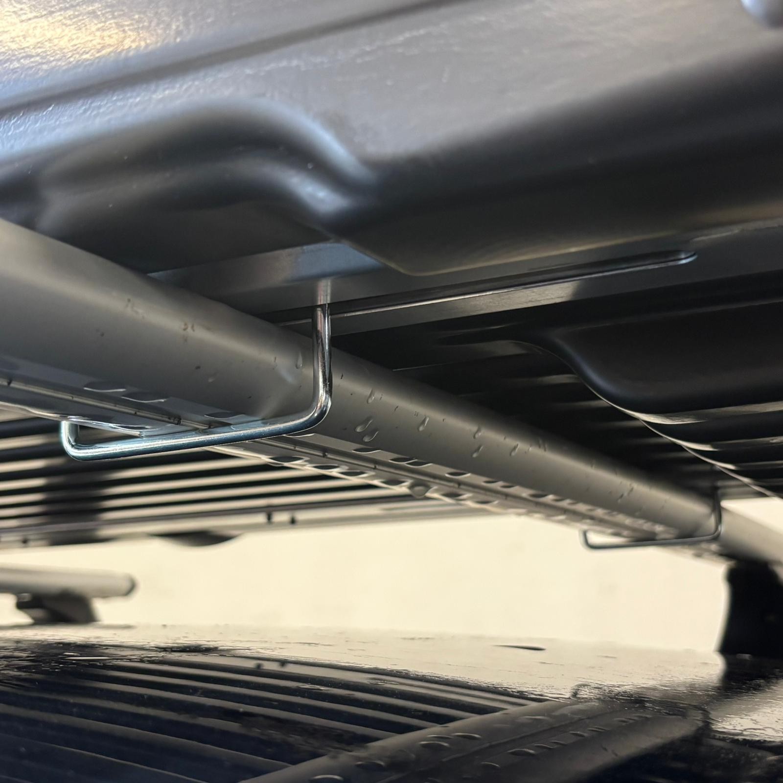Box dachowy Hakr Magic 370 carbon — detal mocowania do belki