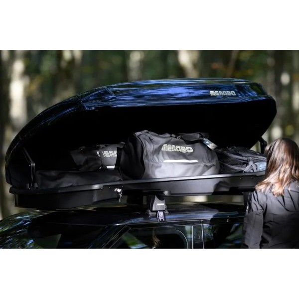 Box dachowy Menabo Satellite 550 Dark antracyt — otwarty box na dachu samochodu